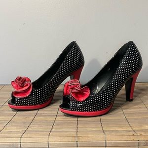 Monroe and Maine
7W Peep toe pumps
Black polkadot with pink trim
Sexy Barbiecore